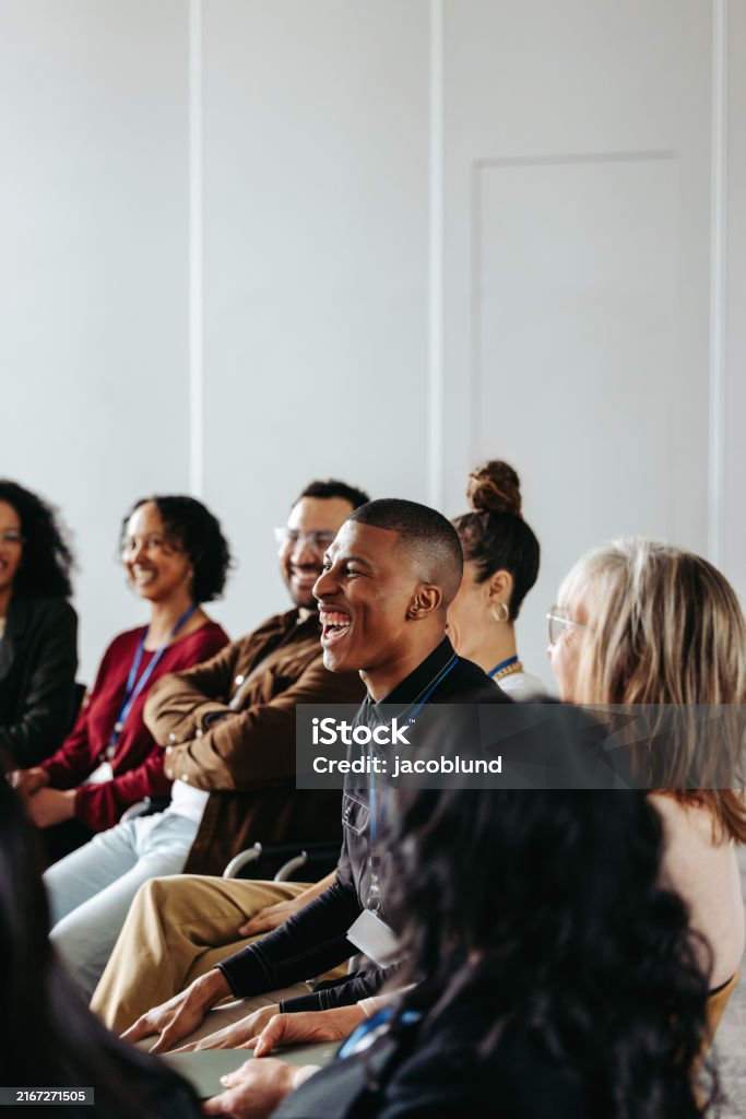 Ambiente positivo y alegre interacción durante una reunión de negocios.